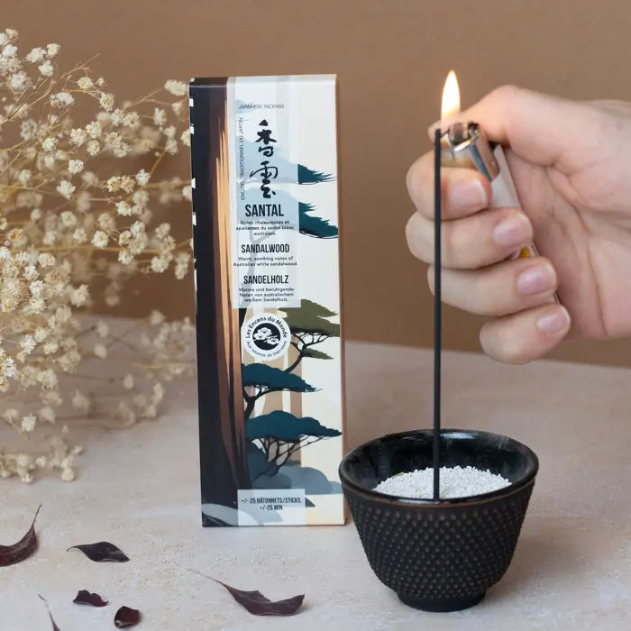 Tradícionális japán füstölőpálcika, kevés füsttel - meleg, fás illat - ellazulás, stresszoldás, nyugalom